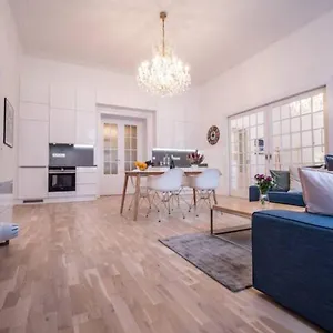 Class In Old Town 2 Bedrooms Apartment Prag